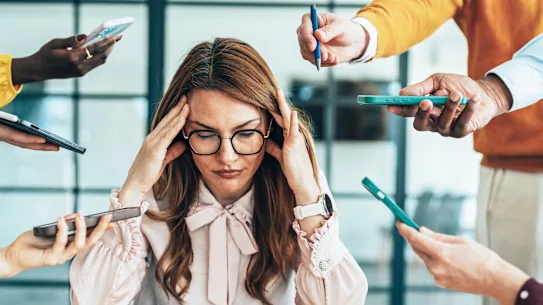 De nombreuses femmes qui pensent souffrir de TDAH devraient d’abord s’arrêter et se demander si leur problème pourrait provenir de ce qui se passe autour d’elles.