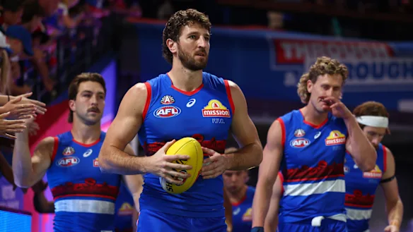 Le capitaine des Western Bulldogs, Marcus Bontempelli, mène son équipe sur le terrain.