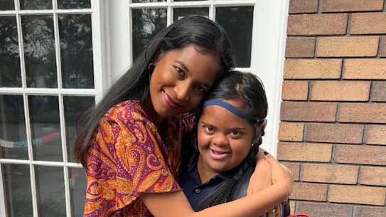 Satara Uthayakumaran et sa sœur Karuka, trisomique et sourde.