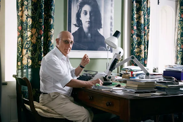 L'écrivain australien David Malouf, photographié dans sa maison d'alors à Chippendale, Sydney, en 2014.