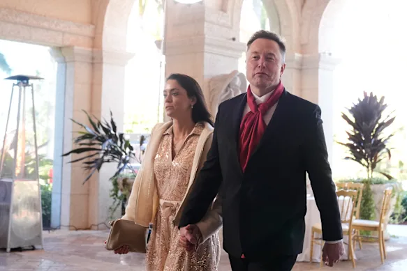 Elon Musk et Shivon Zilis arrivent au Mar-a-Lago Club de Donald Trump plus tôt cette année.