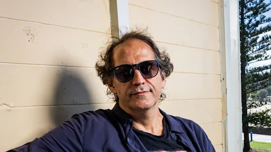 Steve Toltz a publié son quatrième roman A Rising of the Lights.