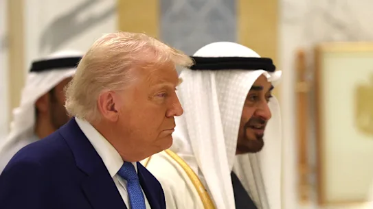 Demander un peu d'aide à ses amis : le président des Émirats arabes unis, Cheikh Mohamed ben Zayed Al Nahyan, avec Donald Trump.
