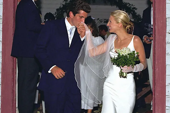 John F. Kennedy Jr, le fils du président John F. Kennedy, et Carolyn Bessette le jour de leur mariage en 1996. 