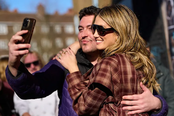 Delta Goodrem rencontre les fans de l'Eurovision à Londres.