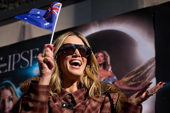 Battre le drapeau : Delta Goodrem lors de sa tournée promotionnelle pré-Eurovision.