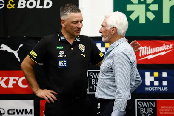L'entraîneur de Richmond, Adem Yze, avec l'entraîneur légendaire et ancien Tiger Mick Malthouse dans les salles d'avant-match.