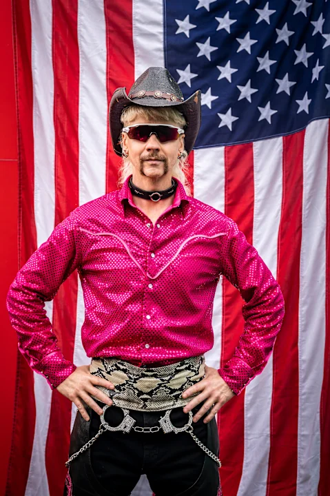 Mitchell dans le rôle du flamboyant gardien de zoo Joe Exotic dans Joe vs Carole.