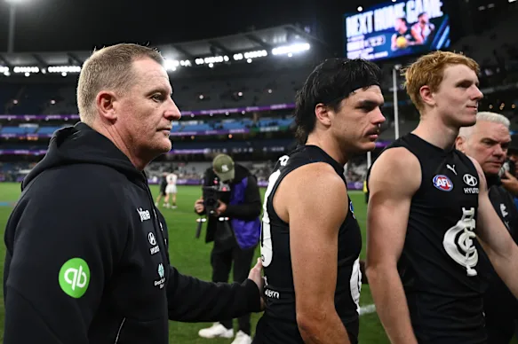 Voss et Hollands (au centre) quittent le MCG après la défaite contre Collingwood le 16 avril.