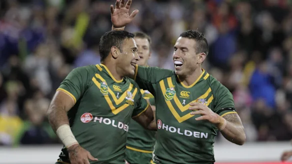 Justin Hodges et Darius Boyd célèbrent un essai en 2017.