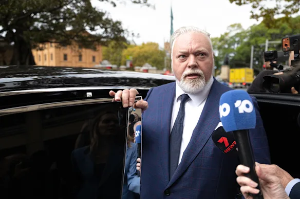 Kyle Sandilands était envahi par les médias alors qu'il quittait le tribunal.