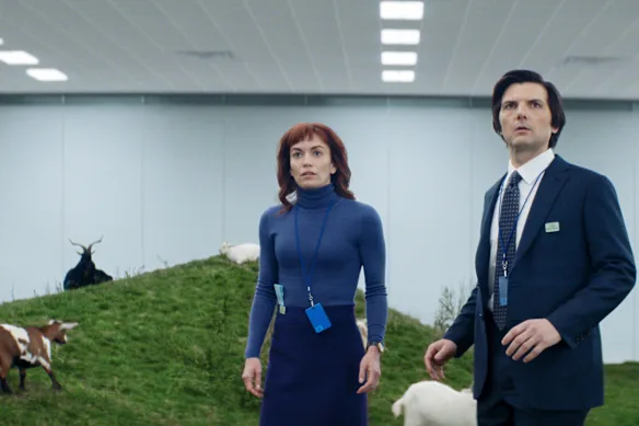 Scott dans le rôle de Mark, avec Britt Lower dans le rôle de Helly, dans Severance.