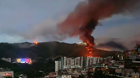 Incendie à Fort Tiuna, le plus grand complexe militaire du Venezuela, après les frappes américaines dans la capitale Caracas en janvier.