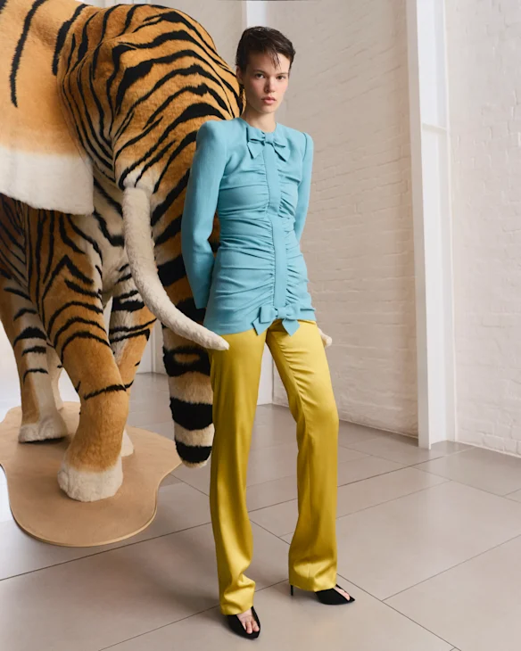 Veste, pantalon et escarpins « Révélé » Valentino.