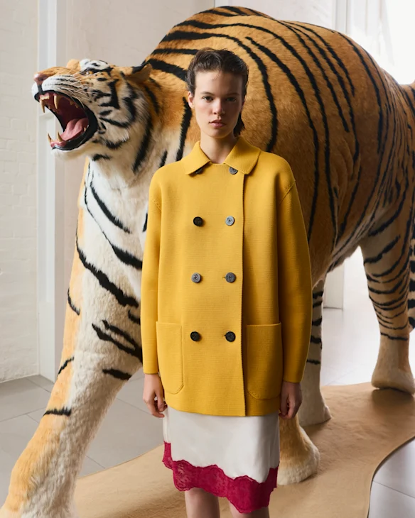 Veste Loro Piana. Jupe Wynn Hamlyn « Kerra ».