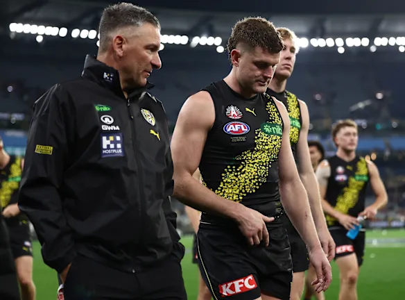 Adem Yze et Jacob Hopper quittent le terrain du MCG vendredi soir.