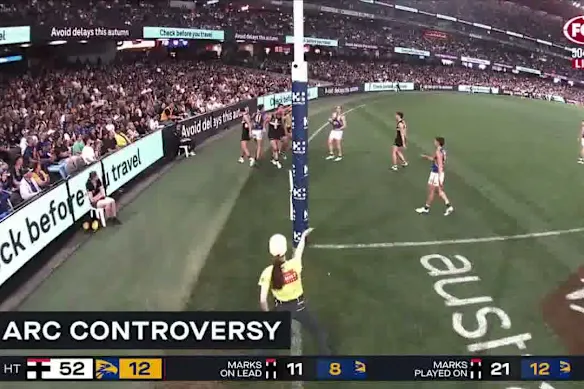 L'incident en question : L'arbitre de but a d'abord signalé un derrière.