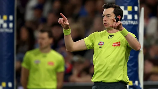 L'arbitre de terrain Andrew Stephens signale une révision des buts la saison dernière.