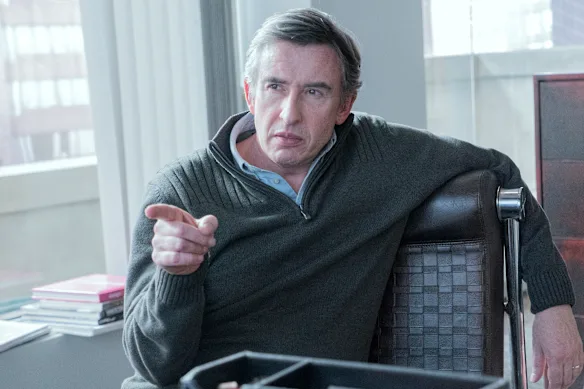 Avec Helena Bonham Carter hors de vue, Steven Coogan pourrait-il combler le vide laissé par l'absence de Jennifer Coolidge et Parker Posey ?