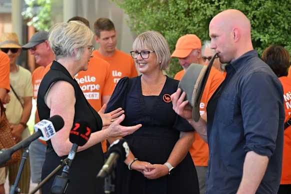 La candidate indépendante pour Farrer Michelle Milthorpe (au centre) avec la députée indépendante d'Indi Helen Haines et le sénateur indépendant David Pocock après une conférence de presse à Albury en février.