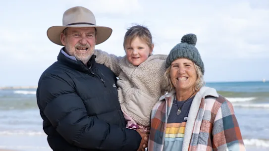 Danny et Theresa Credlin, et leur petite-fille Rémy.