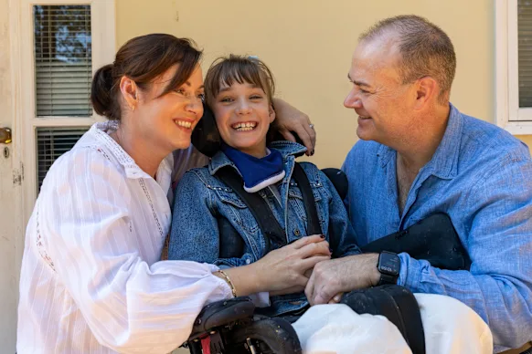 Grace, dix ans, souffre d'un trouble du mouvement lié à ADCY5, une maladie rare caractérisée par des mouvements involontaires.