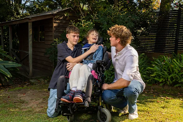 Will (à droite) étudie la médecine, inspiré par sa sœur Grace (au centre). Lui et son frère Ollie (à gauche) aident à prendre soin de leur sœur maintenant qu'ils sont plus âgés.
