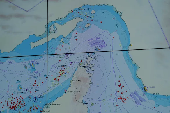 Dans la salle de contrôle Hapag-Lloyd à Hambourg, les travailleurs surveillent les conditions météorologiques sur leurs ordinateurs et surveillent le trafic dans le détroit d'Ormuz sur un écran géant où les navires sont suivis en temps réel.