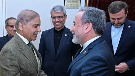 Sur cette photo publiée par le bureau du Premier ministre pakistanais, le Premier ministre Shehbaz Sharif, à gauche, salue le ministre iranien des Affaires étrangères Abbas Araghchi avant leur rencontre à Islamabad ce week-end.