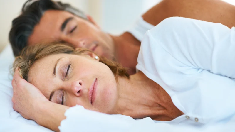 Pourquoi les femmes peuvent avoir l'impression d'avoir besoin de plus de sommeil que les hommes