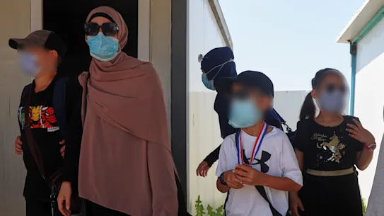 Des membres de familles australiennes du camp d'al-Roj, dans l'est de la Syrie, se préparent à partir pour Damas dans le cadre d'un deuxième effort de rapatriement.