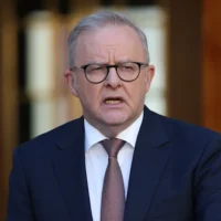 Les enfants des familles sont victimes des « mauvais choix » de leurs parents, déclare Anthony Albanese