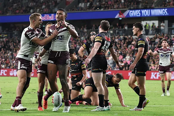 Les Sea Eagles célèbrent l'essai de Haumole Olakau'atu alors que Penrith s'est effondré à 2-6 en 2025.
