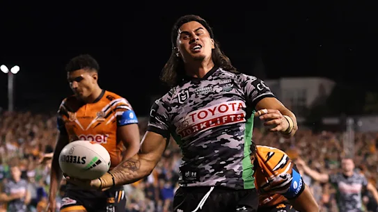 Kaeo Weekes dans le maillot personnalisé des Raiders pour l'Anzac Round.