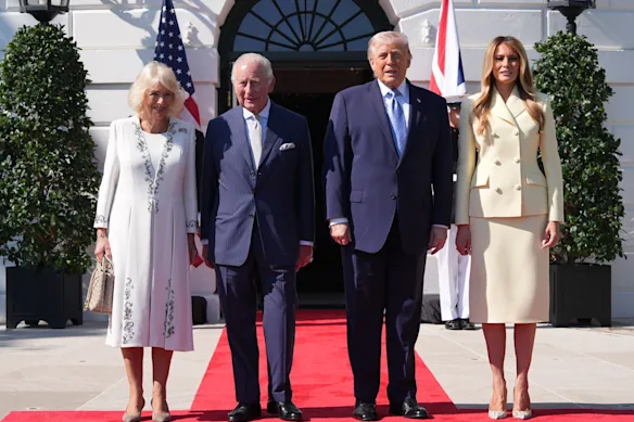 Charles et Camilla, en robe Anna Valentine, avec Donald Trump et Melania Trump, en costume Adam Lippes, à la Maison Blanche.