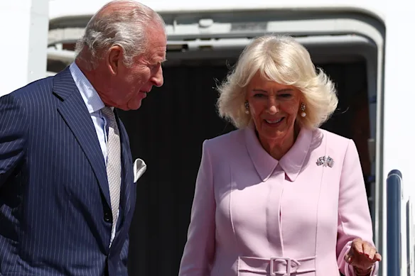 La reine Camilla, portant l'Union Jack et la broche Stars and Stripes, arrive avec le roi Charles.