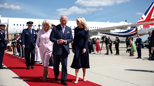 Le roi Charles III et la reine Camilla après l'atterrissage de leur avion à la base commune d'Andrews pour une visite d'État américaine de quatre jours.