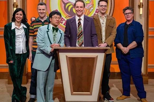 Guy Montgomery et Aaron Chen avec les précédents candidats au Spelling Bee (de gauche à droite) Nina Oyama, Lloyd Langford, Tom Walker et Hannah Gadsby. 