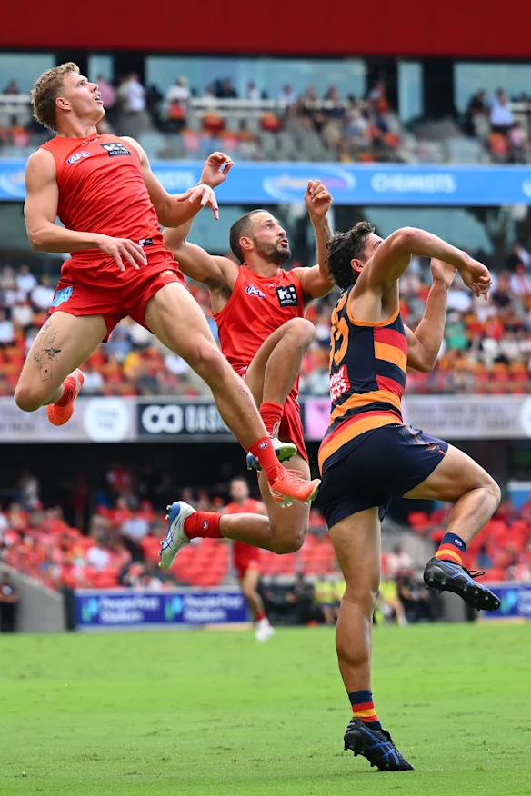 Jed Walter montre son saut en flèche. 