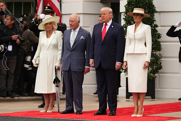 Le roi Charles III et la reine Camilla, parapluie à la main, se tiennent aux côtés du président américain Donald Trump et de son épouse, la première dame Melania Trump, alors qu'ils arrivent pour leur cérémonie de bienvenue sur la pelouse sud de la Maison Blanche.
