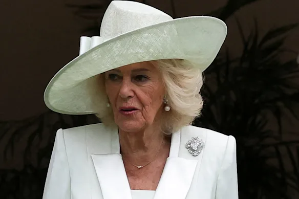 La broche Cullinan V épinglée sur la robe Fiona Clare de la reine Camilla.