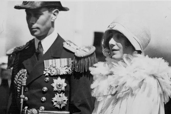 Le duc et la duchesse d'York, portant la broche en cristal de roche sur leur chapeau, en Australie pour l'ouverture du Parlement en 1927.