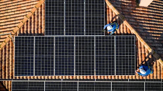 Les systèmes solaires et à batteries peuvent réduire considérablement les factures d'énergie des consommateurs