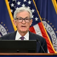 Le président de la Fed vise Trump et promet de rester à bord