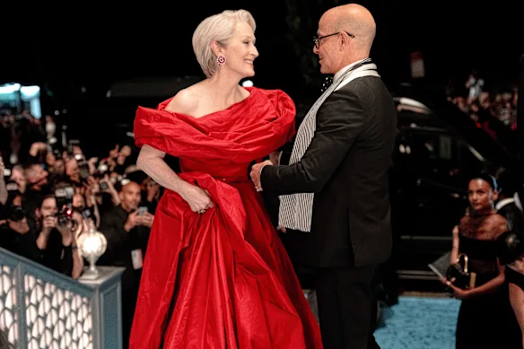 Meryl Streep en Balenciaga avec Stanley Tucci dans une photo du Diable s'habille en Prada 2.