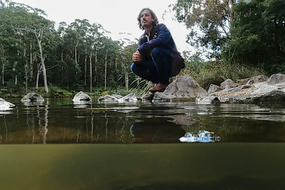 Ce qui se trouve ci-dessous : Rhys Coleman sur l'un des sites protégés contre les ornithorynques.