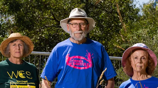 Les habitants de Banyule (LR) Heather Smith, Don Stokes et Mariella Di Fabio craignent que la faune ne soit expulsée de la zone sans le passage souterrain promis. 