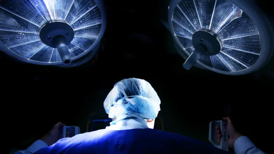 Il existe un écart entre ce que facturent les spécialistes et ce que Medicare et votre assurance paieront. C'est là que vous intervenez.