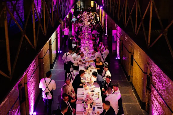 Une réception de mariage à la prison de Melbourne. 