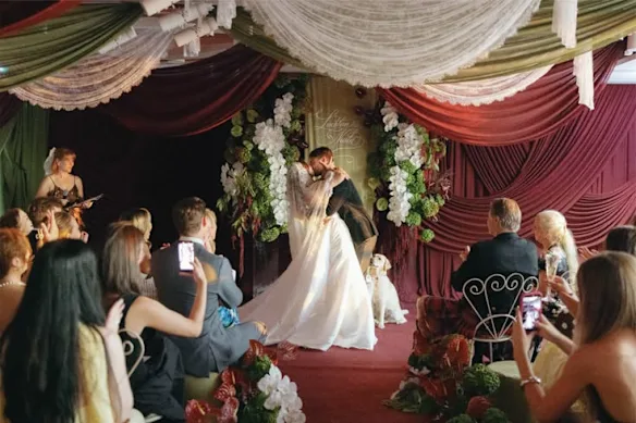 Naila et Lachlan se sont mariés dans le bureau de Pinterest à Sydney pour aider à lancer le rapport de mariage 2026.